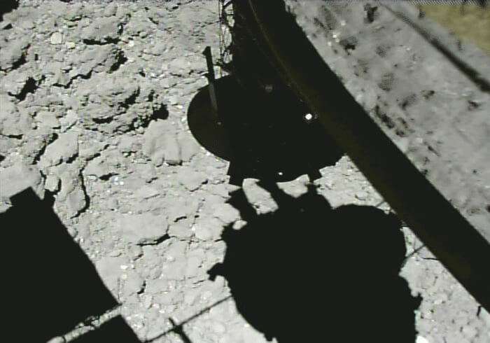小惑星探査機「はやぶさ2」の小型モニタカメラ（CAM-H）で2019年2月22日の第1回タッチダウン時に撮影された小惑星リュウグウの表面