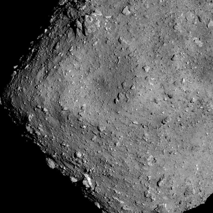 小惑星探査機「はやぶさ2」の光学航法カメラ（ONC-T）で2018年7月20日に高度約6kmから撮影された小惑星リュウグウ