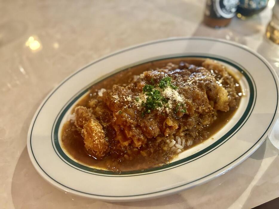 「ジャニー特製カツカレー」￥1,380、カツなしは￥880　PHOTOGRAPH BY JUNKO AMANO