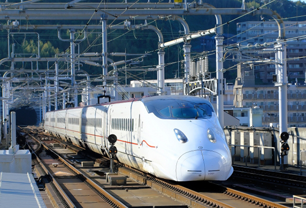 九州新幹線で新聞輸送が行われる（画像：写真AC）。
