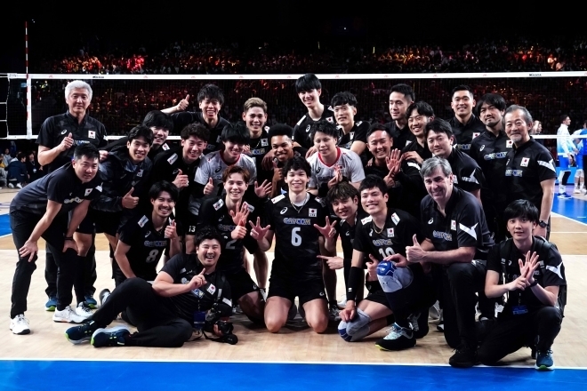 スロベニア相手に快勝を収めた日本男子代表。世界ランキングは一日で５位→４位→３位とアップした。(C) Volleyball World