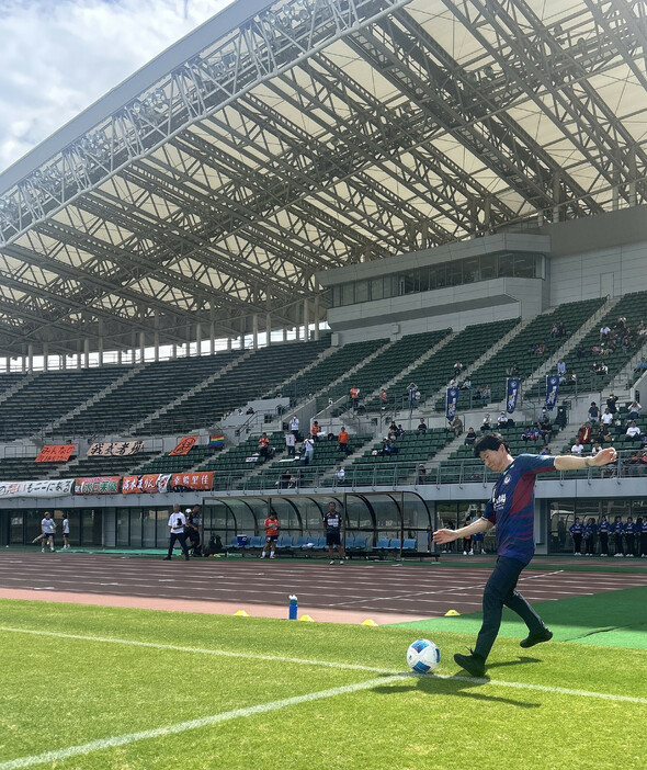岡山県の伊原木隆太知事が１５日、女子サッカーチーム「岡山湯郷Ｂｅｌｌｅ」の試合前セレモニーに登場。「思いっきり応援していただければ」とあいさつし、サッカーボールをキックインした。