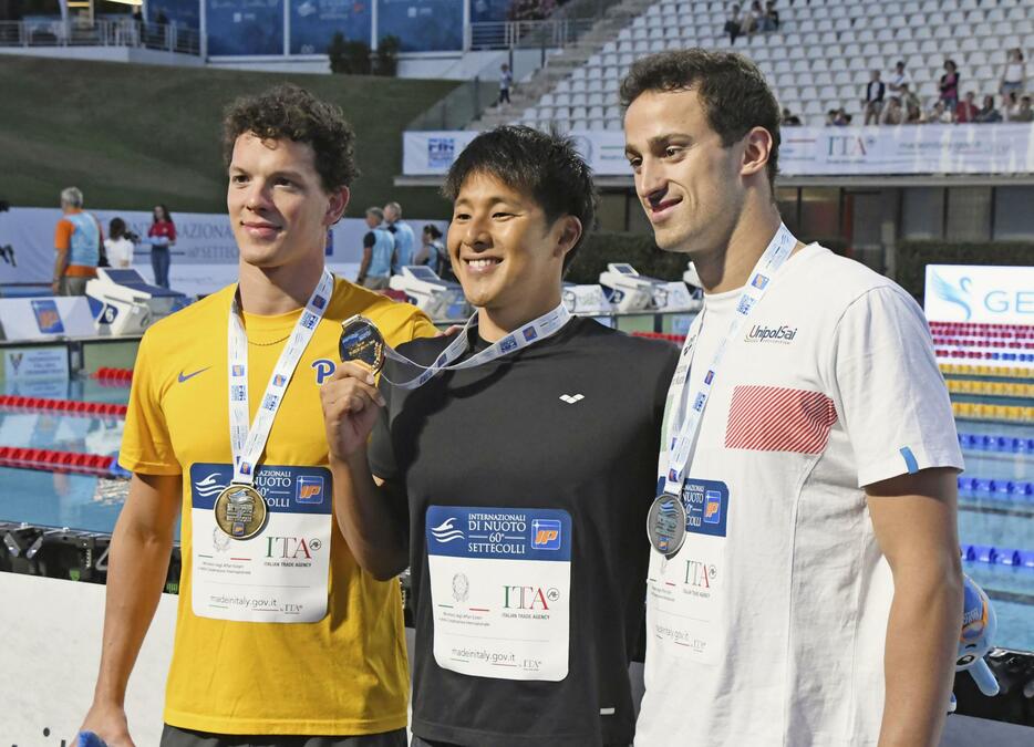 競泳のセッテコリ国際、男子200メートル個人メドレーで金メダルを獲得した瀬戸大也（中央）＝ローマ（共同）