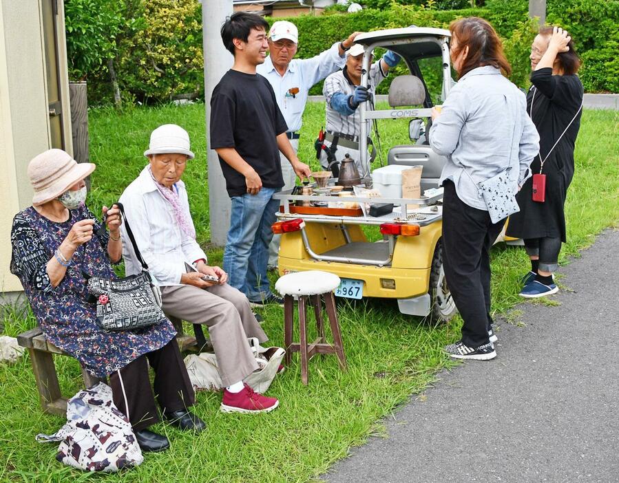 NPOが試験的に出したモビリティハブ。近所の人らでにぎわった＝館山