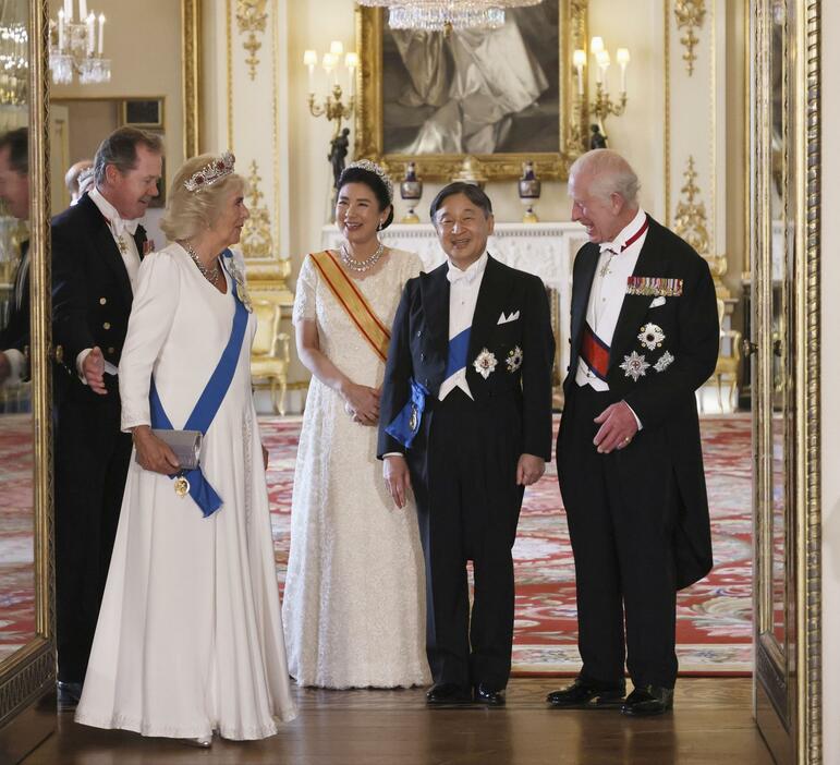 バッキンガム宮殿での晩さん会を前に、記念撮影に臨まれる天皇、皇后両陛下と英国のチャールズ国王、カミラ王妃＝25日、ロンドン（代表撮影・共同）