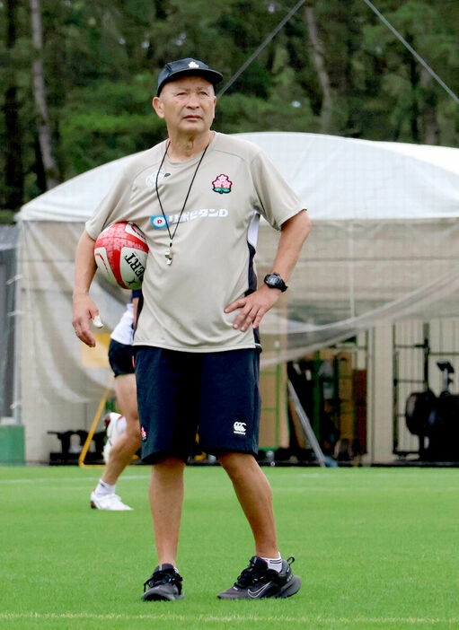 ラグビーの日本代表合宿を始動させたエディー・ジョーンズ・ヘッドコーチ（中央）