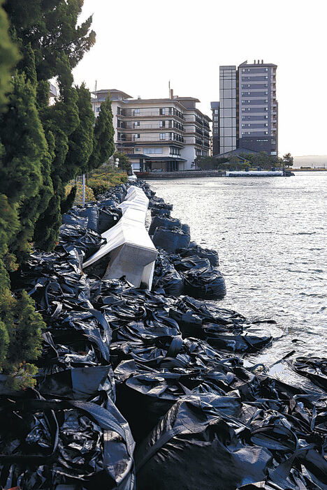 損壊した護岸に積まれた土のう＝七尾市和倉温泉