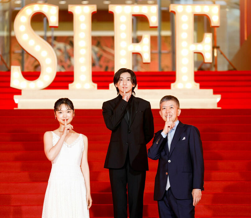 中国で「上海国際映画祭」に参加した映画「言えない秘密」の(左から)古川琴音、京本大我、河合勇人監督）