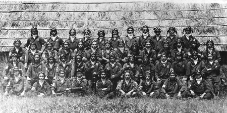 昭和20年の終戦直後、台湾の台中基地で撮影された、二〇五空大義隊の生き残り搭乗員たち。2列目中央が角田和男中尉