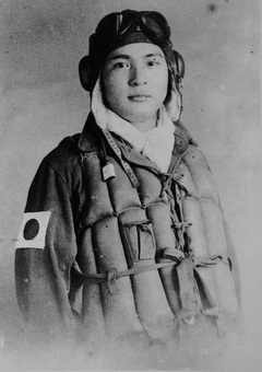 昭和20年8月、終戦後に撮影した角田和男の最後の飛行服姿。特攻指名のときの写真と見比べられたい