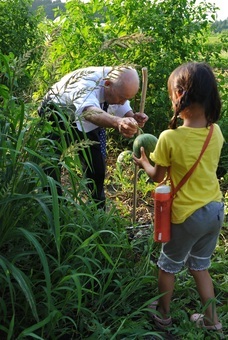 最晩年、自ら栽培したスイカを子どもに手渡す角田和男