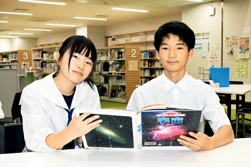 スペースキャンププログラムに向けて宇宙への関心を高める岡部さん（右）と坂路さん