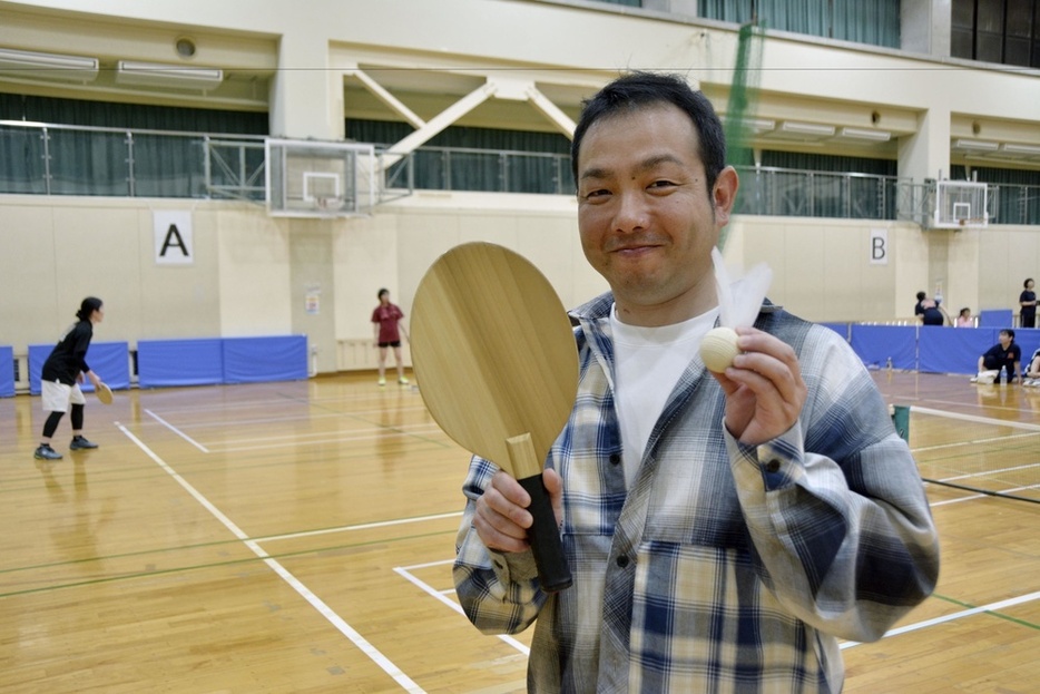 エスキーテニス」考案者の宇野本信氏のひ孫、翼さん＝2024年5月、広島市