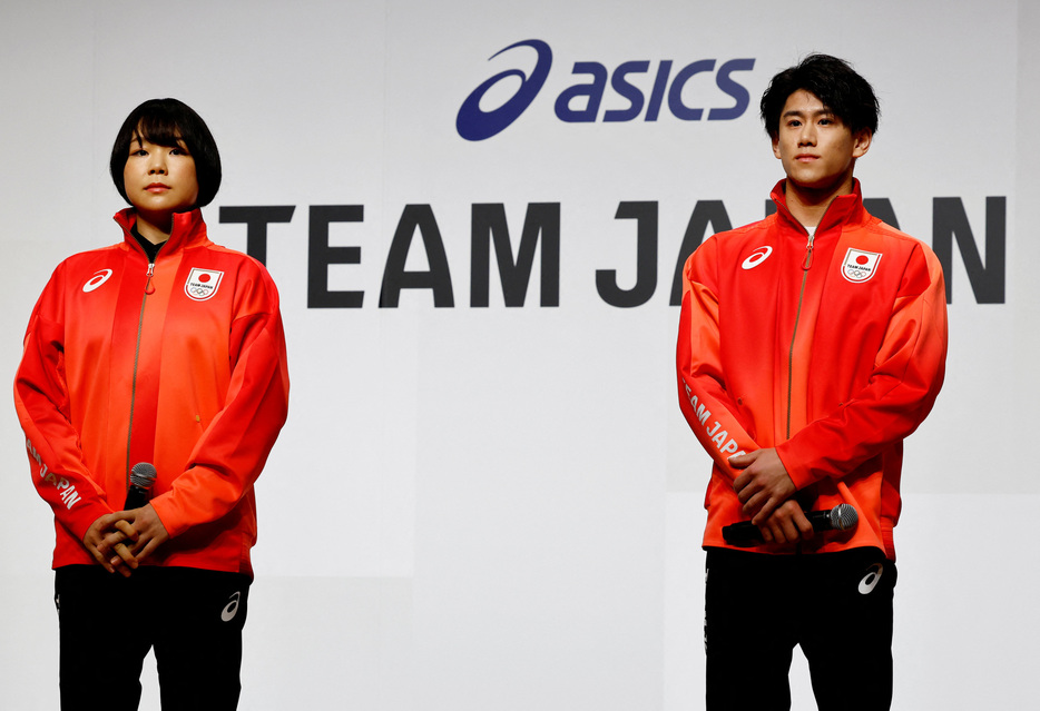 　２０２１年の東京五輪で体操男子団体総合の金メダルを僅差で逃した日本の橋本大輝（右）は、今夏に行われるパリ五輪で雪辱を果たすと意気込みを示した。東京で４月撮影（２０２４年　ロイター/Kim Kyung-Hoon）