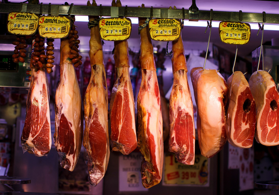 　スペインのプラナス農相は１７日、中国が欧州連合（ＥＵ）産豚肉の反ダンピング（不当廉売）調査を開始すると発表したことについて、スペイン産豚肉に対する関税導入を回避するため交渉を呼びかけた。マドリードで２０１６年３月撮影（２０２４年　ロイター／Paul Hanna）