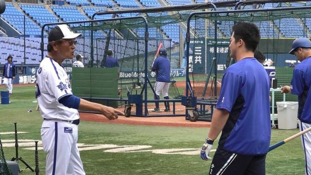 試合前の練習で田代富雄打撃コーチと話す牧秀悟選手