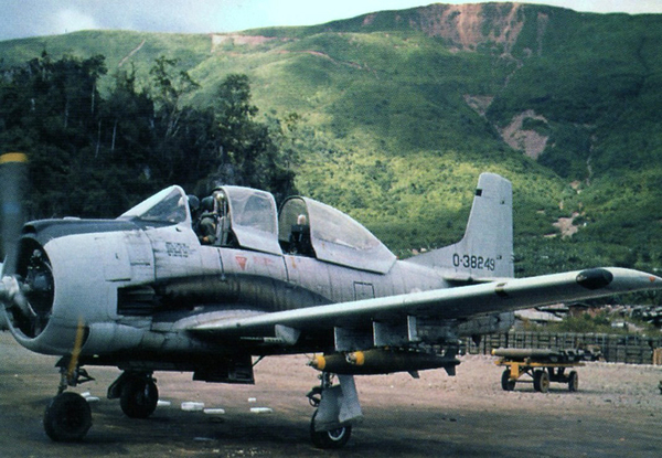 ベトナム戦争中にラオス王立空軍に移管されたノースアメリカンT-28D-5。T-28練習機の武装強化型（画像：アメリカ空軍）。