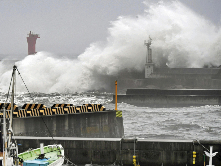 防波堤に激しく打ち寄せる大波。地球温暖化は台風にも影響する＝2019年10月、いわき市・四倉港