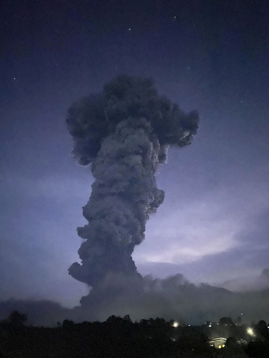 3日、フィリピン中部ネグロス島カンラオン火山から立ち上る噴煙（Ethan　Asentista―Khoo氏提供・共同）
