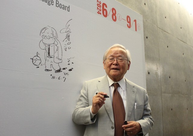 来館記念のイラストを描いた安彦良和さん＝兵庫県立美術館（2024年6月7日）