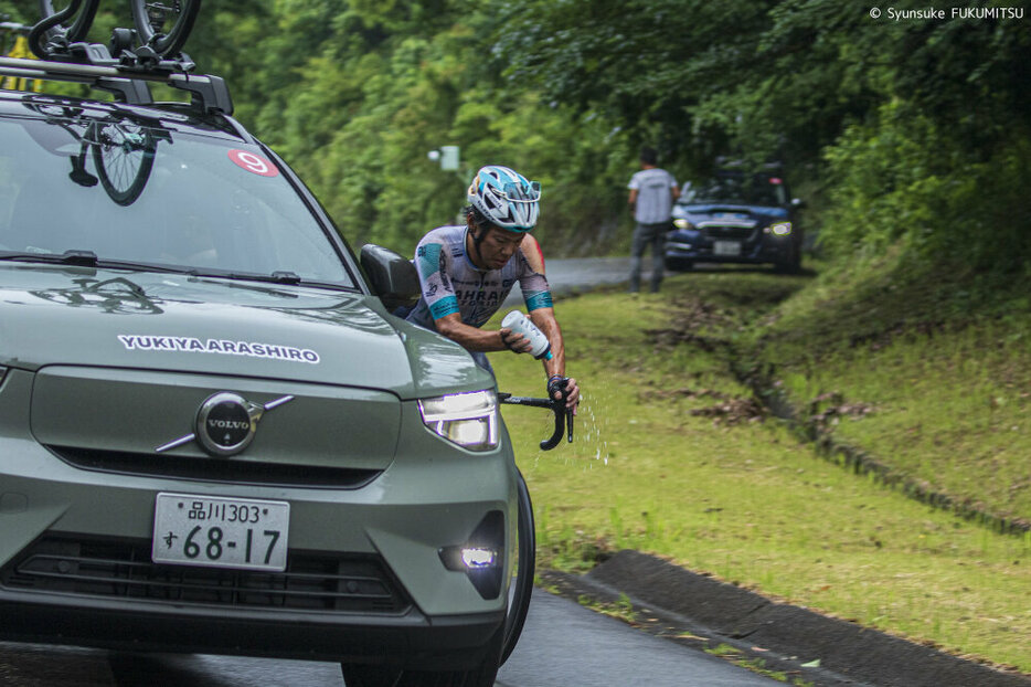 落車後チームカーのサポートを受ける新城幸也