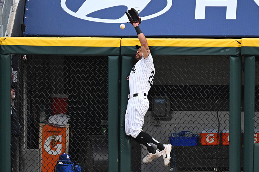 ジャンプし捕球を試みるWソックスのトミー・ファム【写真：Getty Images】