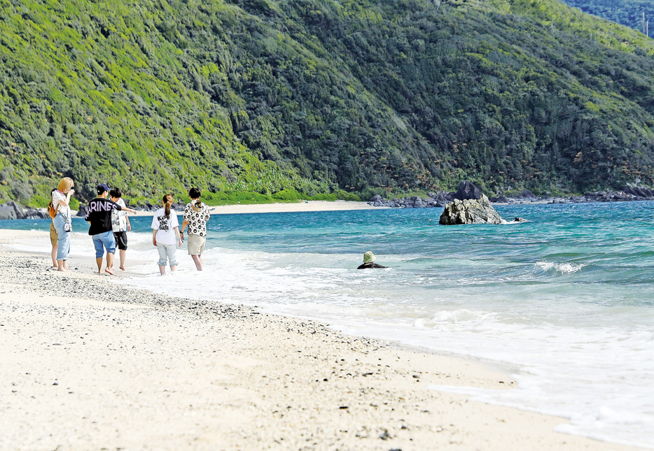 14年連続の「AA」評価となった鹿児島県奄美市名瀬の大浜海浜公園＝20日