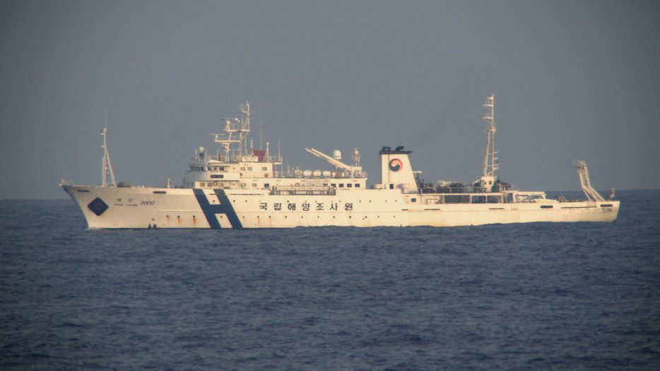 韓国の海洋調査船「HAEYANG　2000」＝26日、島根県・竹島東方（第8管区海上保安本部提供）