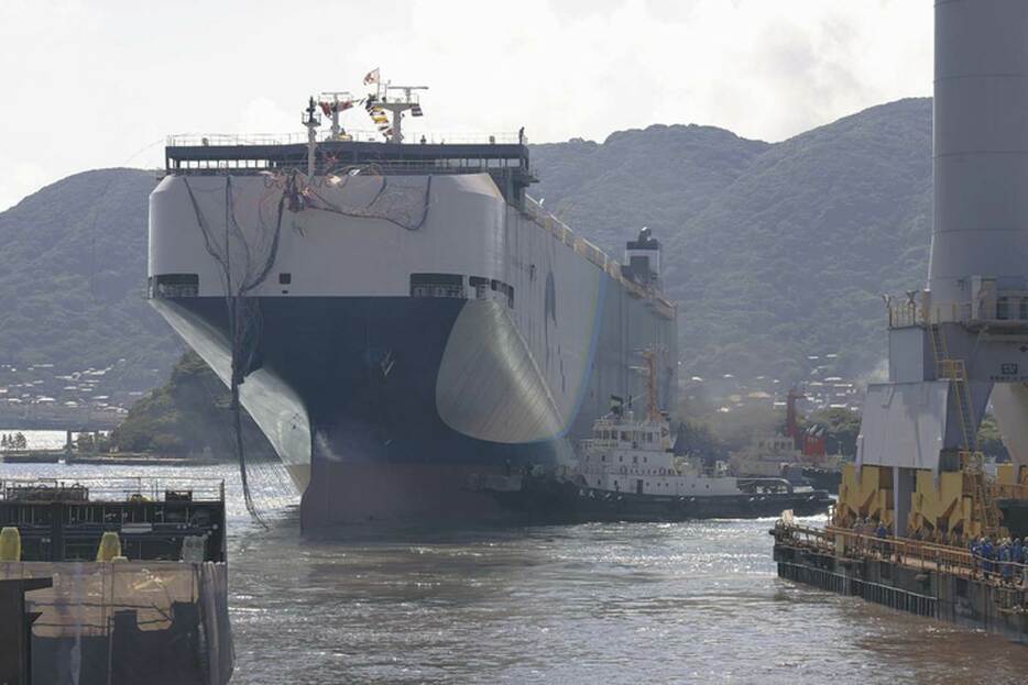 進水式を迎えた日本とアジアを結ぶ自動車運搬船＝7日、下関市彦島江の浦町