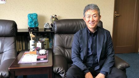 吉野家HDが、京都にある食材会社「宝産業」を子会社化した。業界を支える企業のこれまで、今後の展望とは？ 写真は創業者の息子で現・副社長の井上光昌さん（筆者撮影）