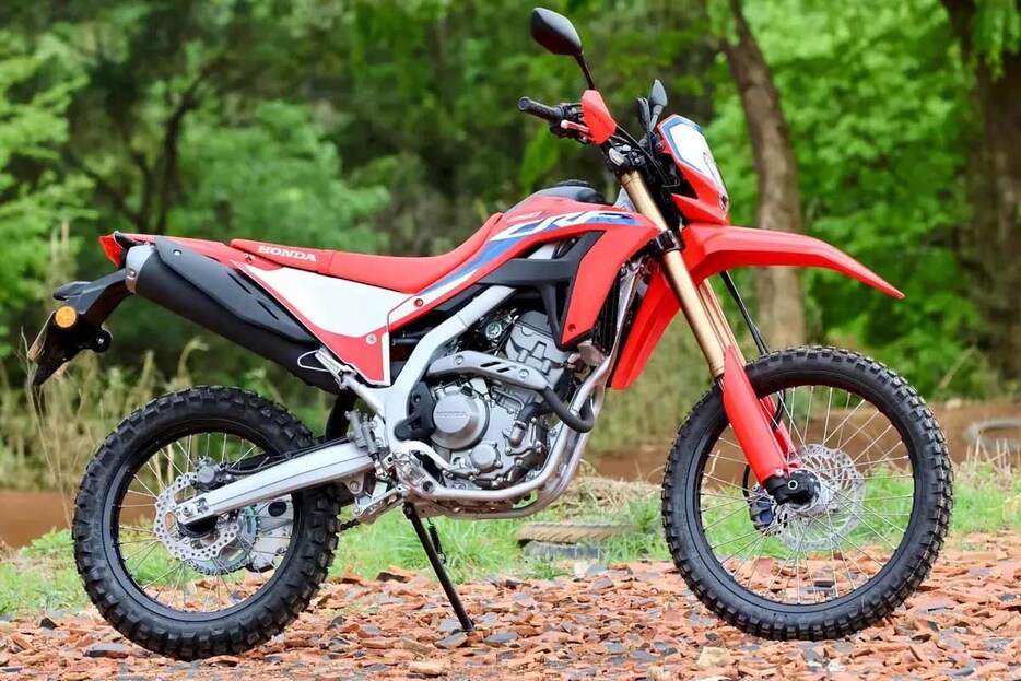 Honda CRF250L〈s〉。2020年にフルモデルチェンジし、軽快性や走破性が増したトレールモデルです。〈s〉はスタンダードに比べて前後サスペンションが伸長され、最低地上高285mm、シート高880mmを確保。オフロード走破性を重視したモデルです。