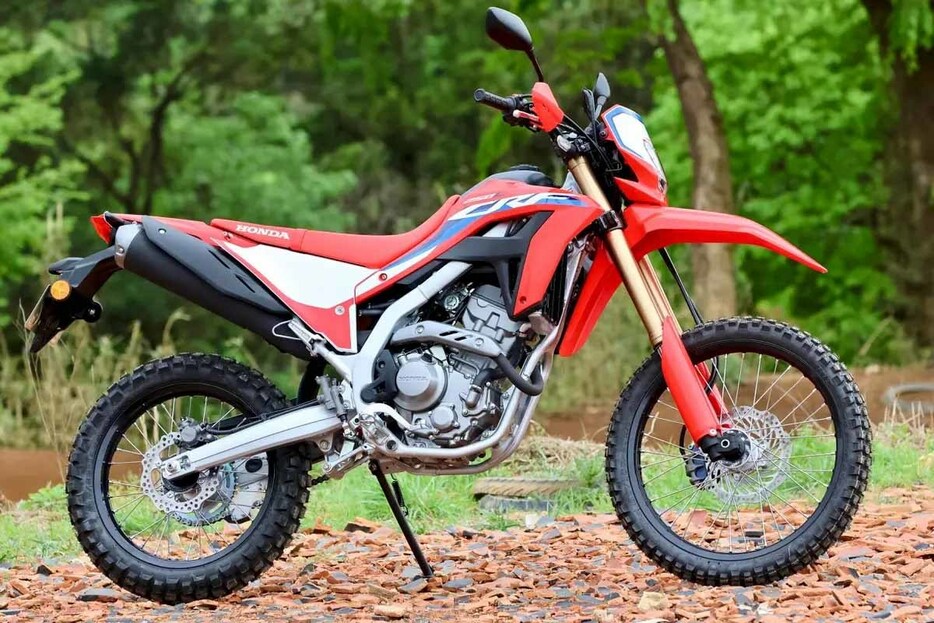 Honda CRF250L〈s〉。2020年にフルモデルチェンジし、軽快性や走破性が増したトレールモデルです。〈s〉はスタンダードに比べて前後サスペンションが伸長され、最低地上高285mm、シート高880mmを確保。オフロード走破性を重視したモデルです。