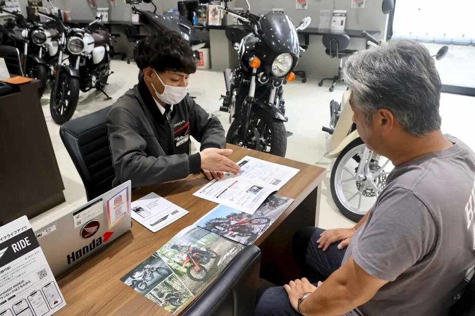 岡野店長から保険やHonda DREAMの保証などの説明をしていただきました。