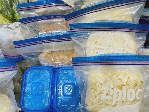 ご飯はご飯専用保存容器（左下）で。食材は冷凍用保存袋に入れて「冷凍貯金」（食材を冷凍保存して食費や調理時間などを節約すること）。