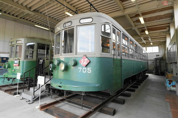名谷車両基地で保存されている「ロマンスカー」700形（右）と800形（安藤昌季撮影）。