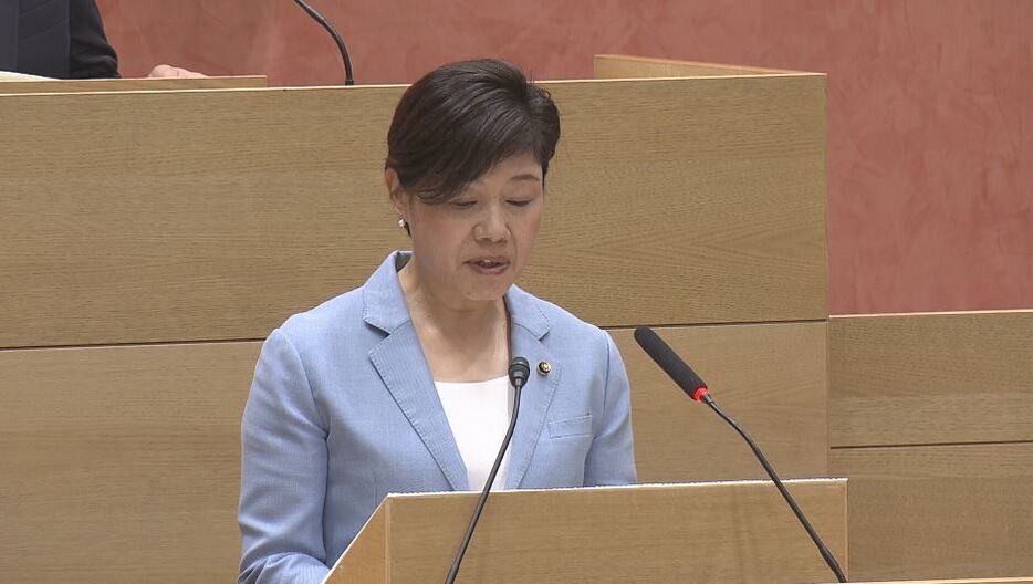 議会で陳謝する新友会・寺沢さゆり議員