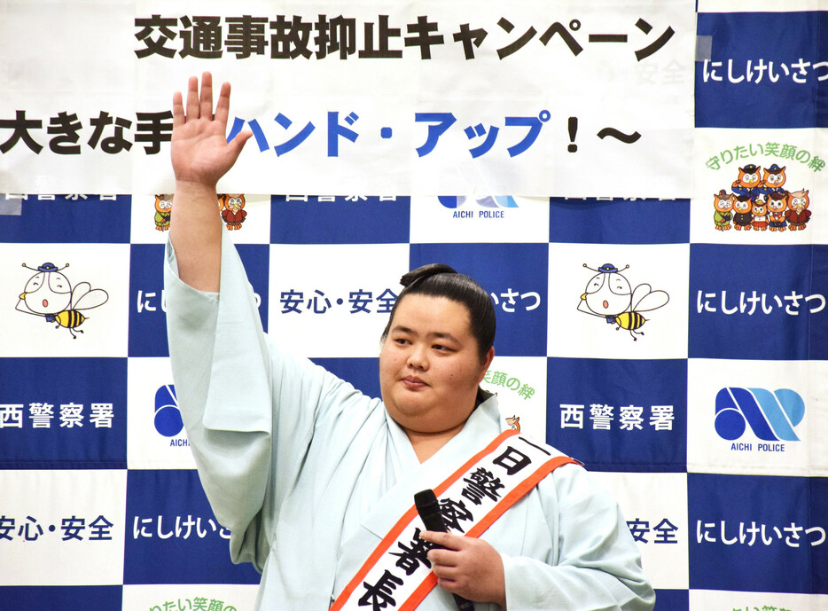 名古屋市西区のショッピングセンターで２８日、愛知県警西署の一日署長に委嘱された大相撲の大関・琴桜が、手を挙げて横断歩道を渡るなど、交通安全を呼び掛けた。