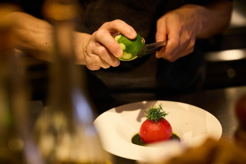 トマトファルシにはライムの皮を削って、香り豊かに仕上げられている