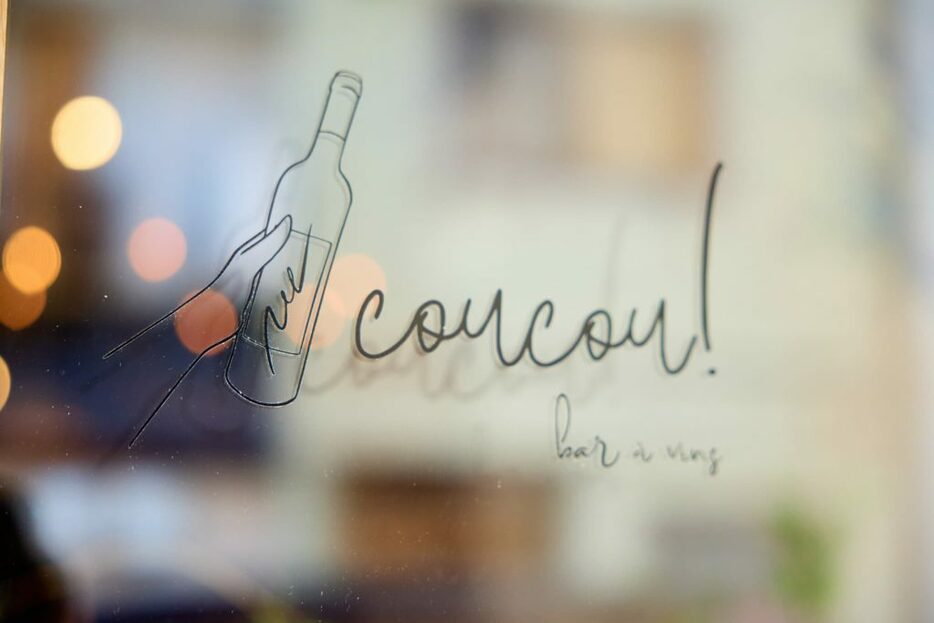 「coucou!」はフランス語で「やあ！」。親しい間柄で使うカジュアルな挨拶であることから、ワインを囲んでゲスト同士も楽しめるワインコミニティーを作りたいとの思いが込められている