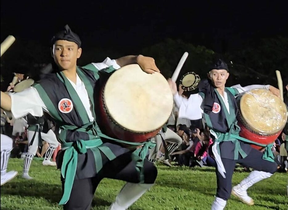息の合った演舞を披露する東青年会の会員ら＝15日、沖縄市の県総合運動公園