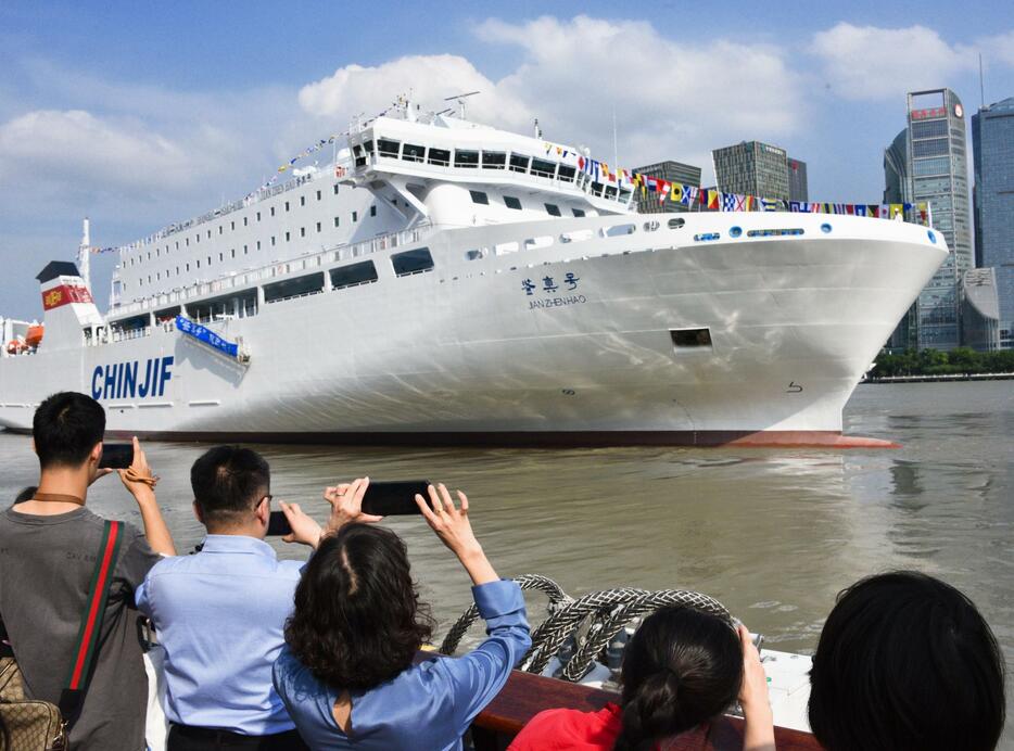中国・上海市の港を出航する新造船「鑑真号」＝8日（共同）