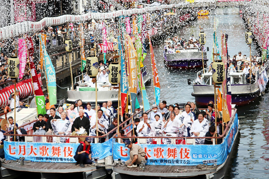 「七月大歌舞伎」船乗り込みが華やかに行われた