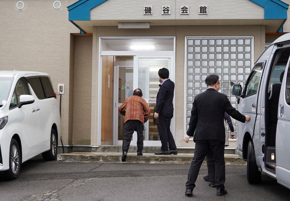 北海道寿都町は２４日、高レベル放射性廃棄物（核のごみ）の最終処分場選定に関し、町民を対象とした勉強会を開催した。写真は、勉強会の会場に入る寿都町民。