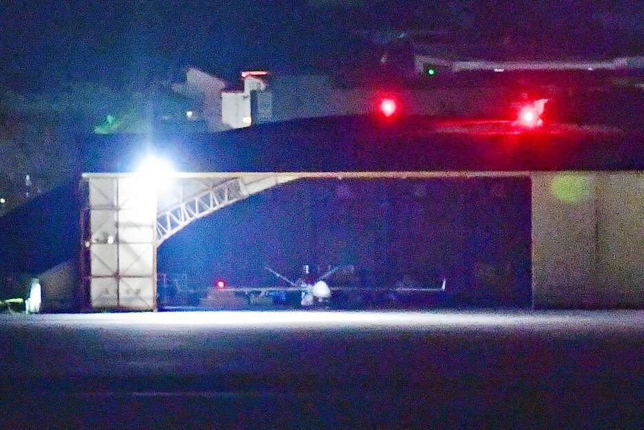 海上自衛隊鹿屋航空基地に到着し格納庫に収まる大型無人機シーガーディアン（ＭＱ９Ｂ）＝１３日午後１０時８分、鹿屋市