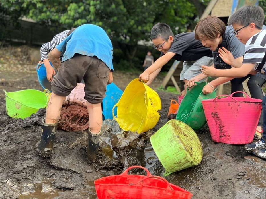 泥んこになって遊ぶ子どもたち。