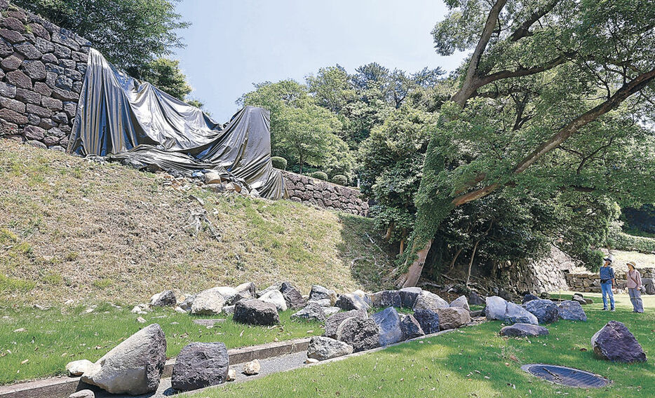 元日の地震発生以降崩れたままの石垣＝７日午前１１時４５分、金沢城公園玉泉院丸口付近