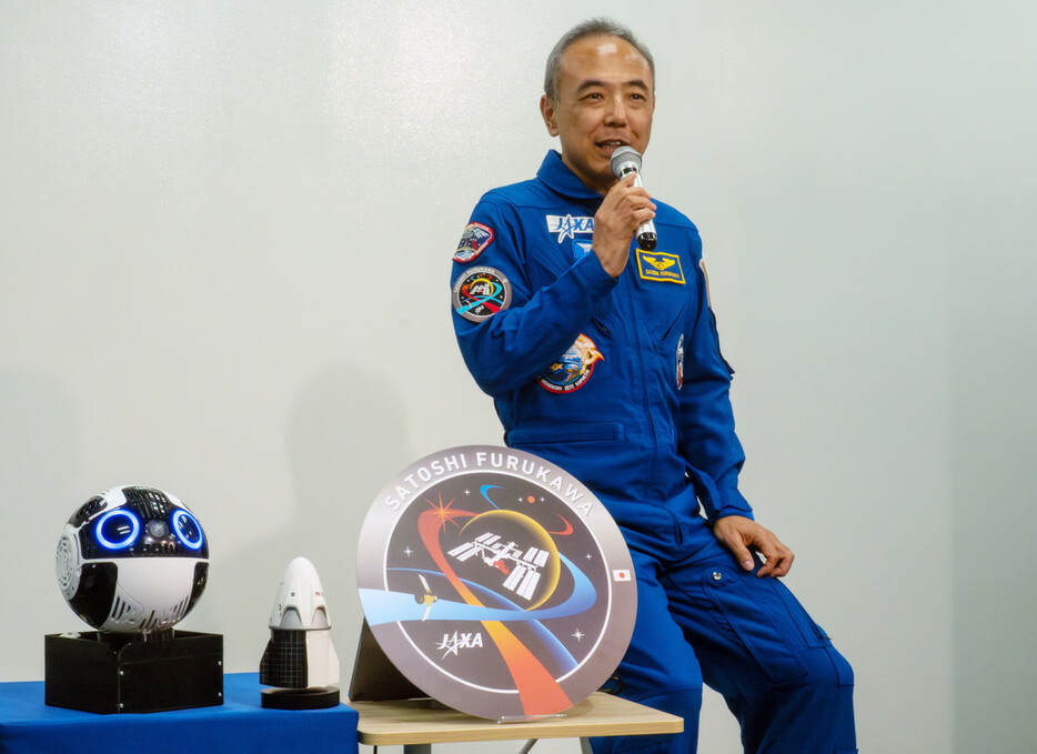 国際宇宙ステーション（ＩＳＳ）長期滞在を終えて帰国し、記者会見する宇宙飛行士の古川聡さん＝１７日午後、東京都千代田区