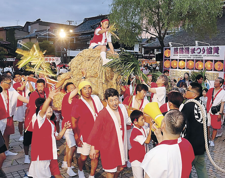 温泉街を練る代っ子みこし＝加賀市山代温泉