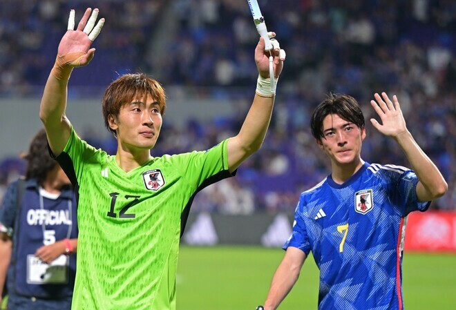 試合後、広島のチームメイト川村拓夢と共に手を振る大迫敬介（左）。写真：金子拓弥（サッカーダイジェスト写真部）
