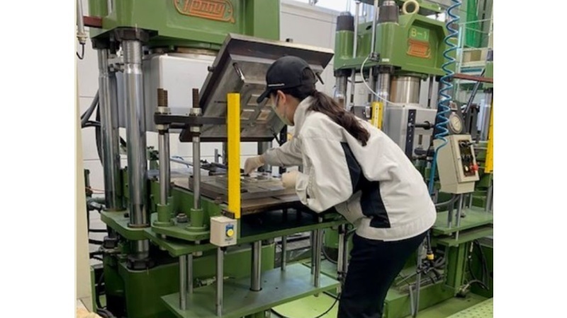 製造業で機械を使った就業体験をする学生